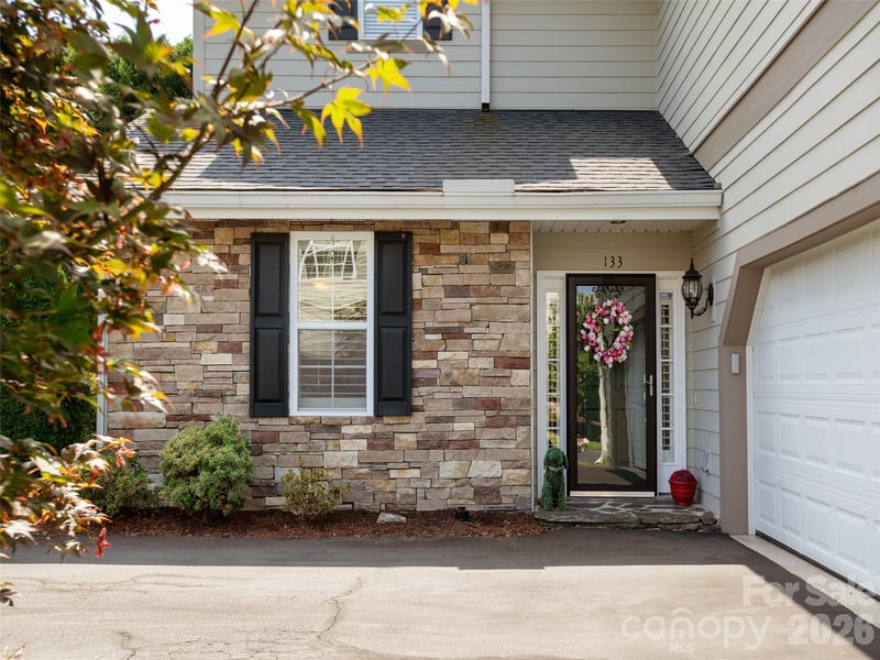 133 Towne Place Dr, Hendersonville, NC 28792