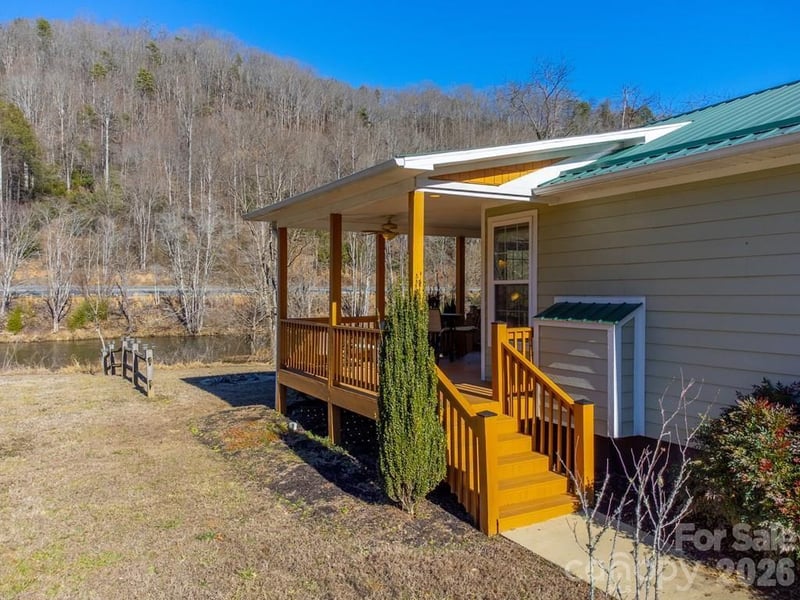 990 Hornet Dr, Whittier, NC 28789