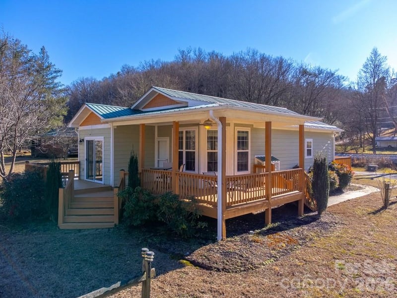 990 Hornet Dr, Whittier, NC 28789
