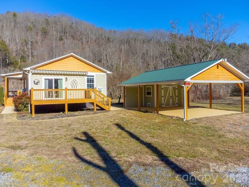 990 Hornet Dr, Whittier, NC 28789