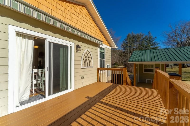 990 Hornet Dr, Whittier, NC 28789