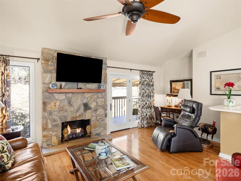 132 Deerlake Dr, Asheville, NC 28803