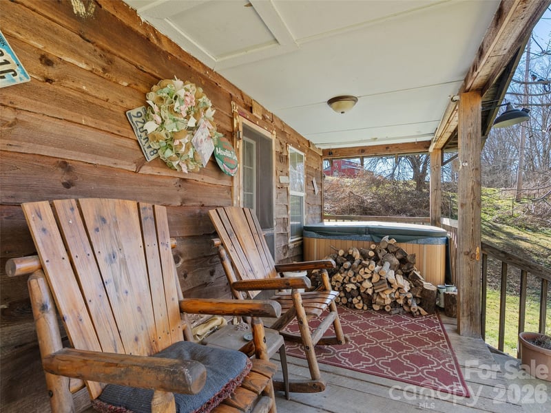 186 Creekmont Dr, Clyde, NC 28721