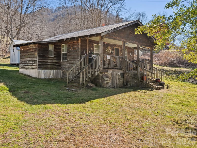 186 Creekmont Dr, Clyde, NC 28721