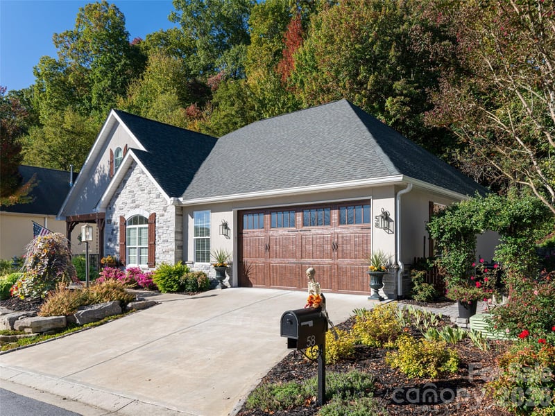 58 Carriage Highlands Ct, Hendersonville, NC 28791
