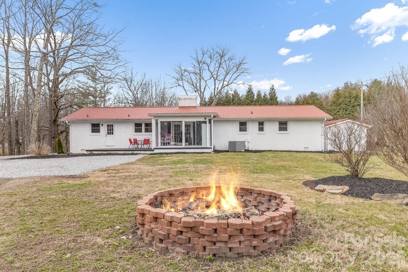 52 Baby Jane Ln, Hendersonville, NC 28792
