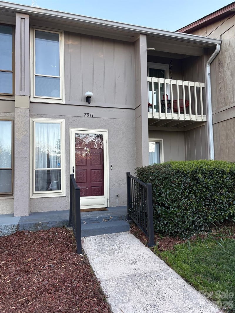 7911 Charter Oak Ln, Charlotte, NC 28226