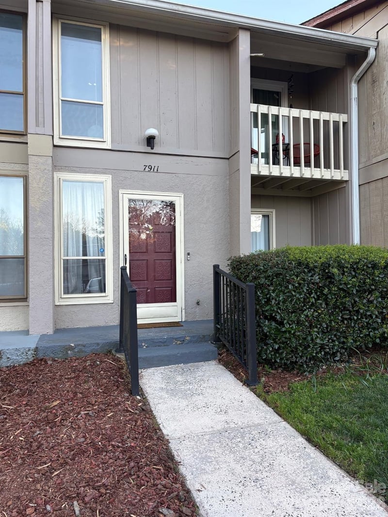 7911 Charter Oak Ln, Charlotte, NC 28226