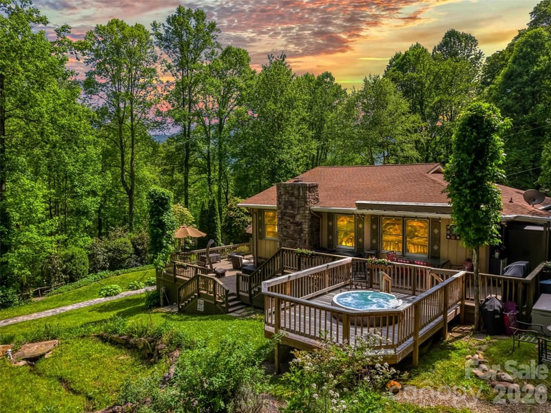 218 Red Oak Dr, Maggie Valley, NC 28751
