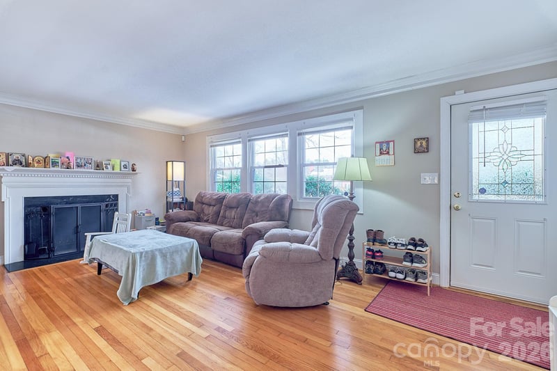 915 Onslow Dr, Greensboro, NC 27408