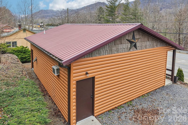 955 Soco Rd, Maggie Valley, NC 28751