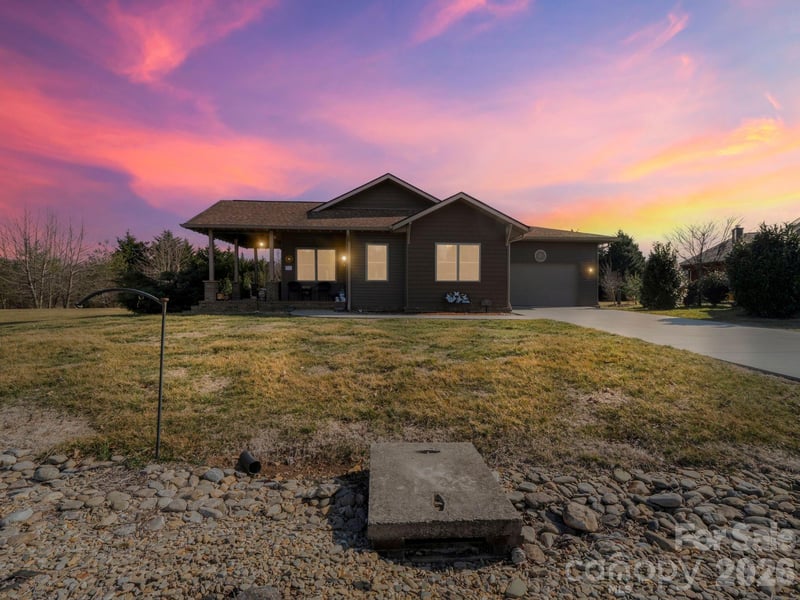 38 Winged Elm Ct, Hendersonville, NC 28739