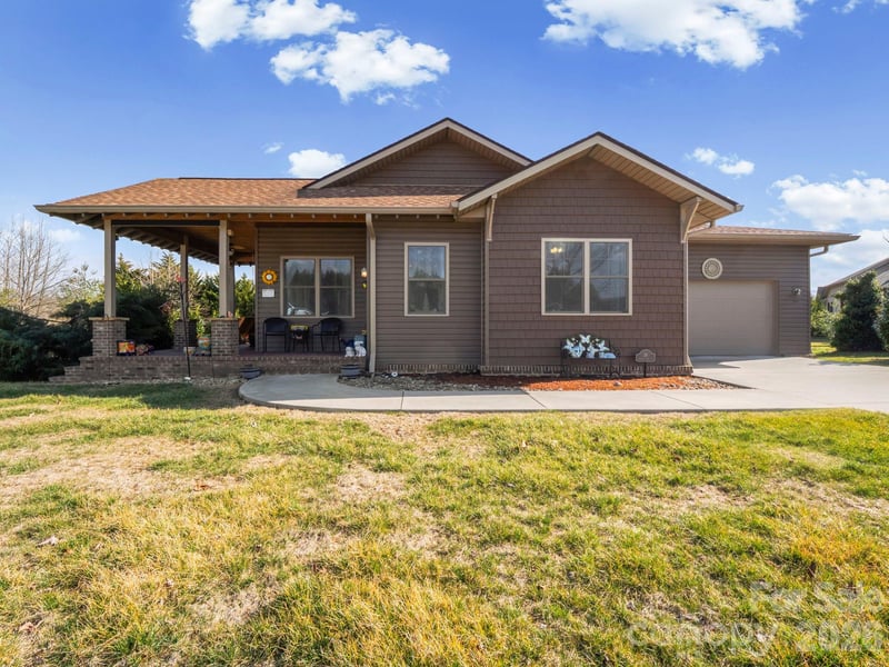 38 Winged Elm Ct, Hendersonville, NC 28739