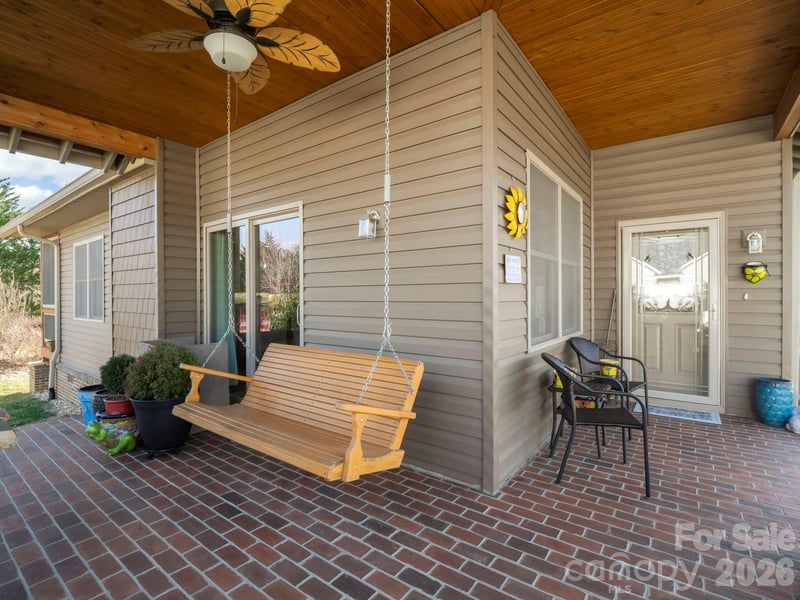 38 Winged Elm Ct, Hendersonville, NC 28739