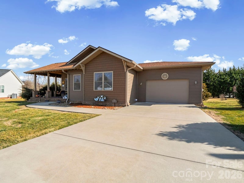 38 Winged Elm Ct, Hendersonville, NC 28739