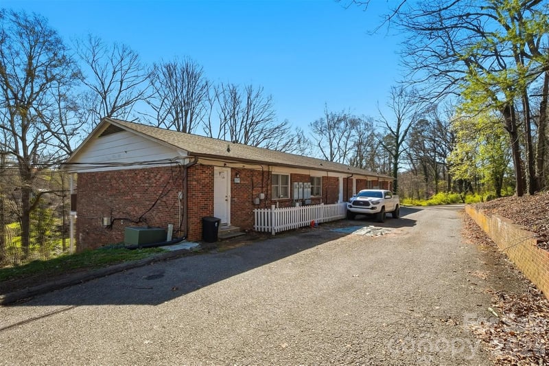 1075 7th Ave, Hickory, NC 28601