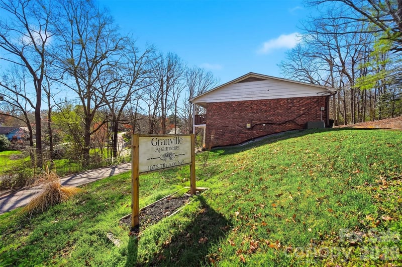 1075 7th Ave, Hickory, NC 28601