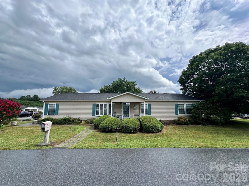 308 Riverwind Dr, Hendersonville, NC 28739