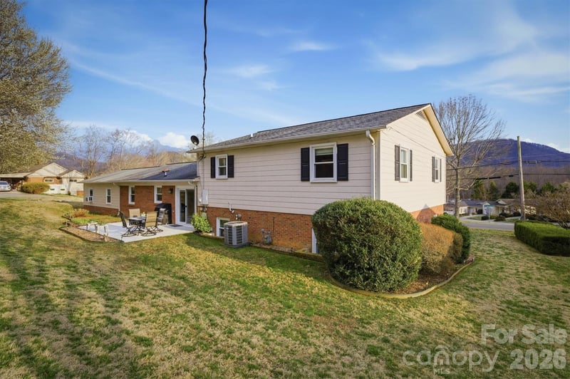 1405 Lower Creek Dr, Lenoir, NC 28645