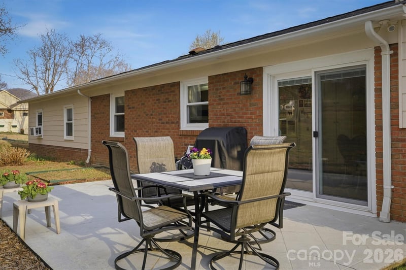1405 Lower Creek Dr, Lenoir, NC 28645