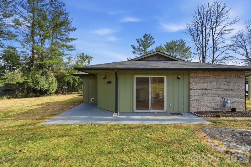 714 Farmington Cir, Hendersonville, NC 28739