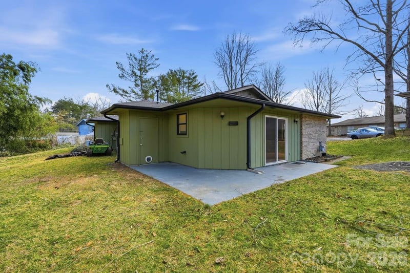714 Farmington Cir, Hendersonville, NC 28739