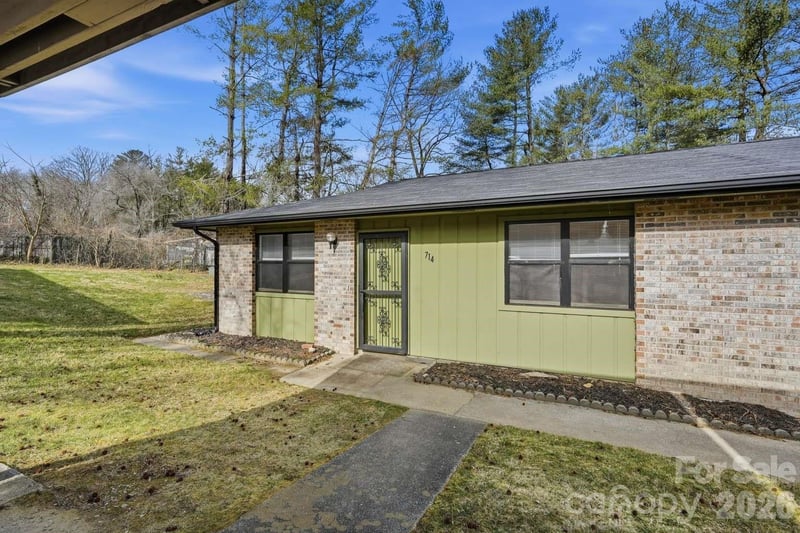 714 Farmington Cir, Hendersonville, NC 28739