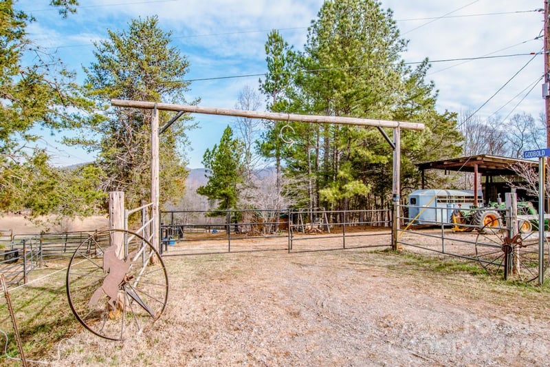 508 Liles Ln, Hiddenite, NC 28636