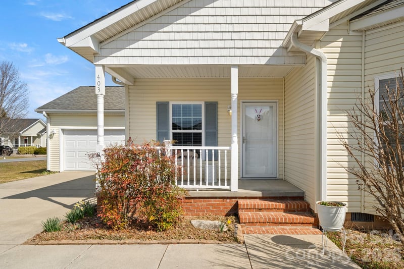 403 Sassafras Dr, Hendersonville, NC 28739