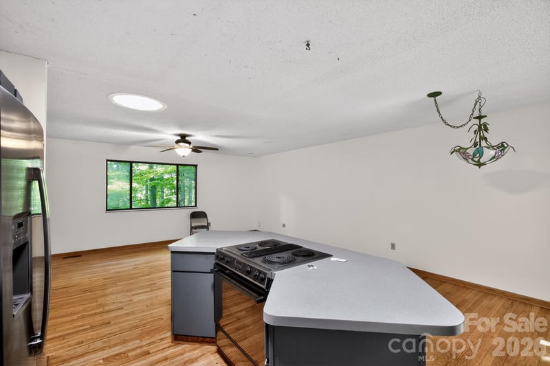 8 Shadywood Cir, Asheville, NC 28803