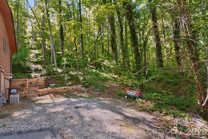 8 Shadywood Cir, Asheville, NC 28803