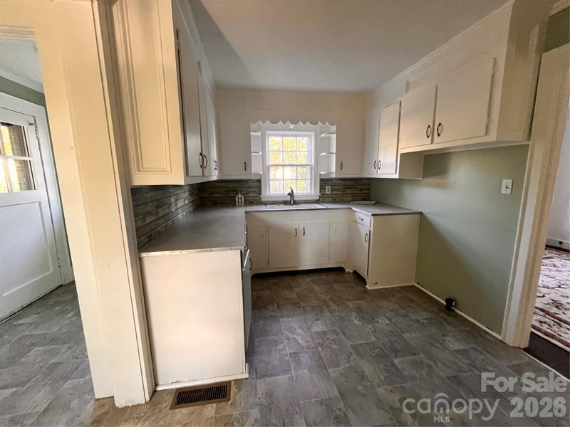 704 Mcadenville Rd, Lowell, NC 28098