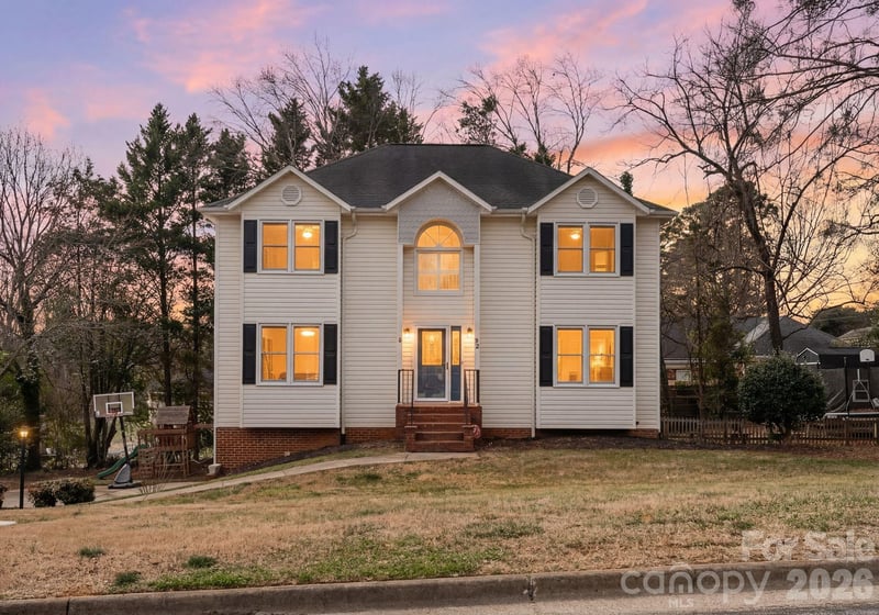 22 31st Avenue Ct, Hickory, NC 28601
