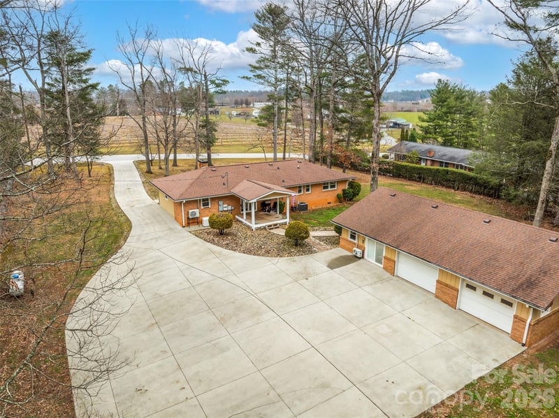 1034 Orchard Rd, Flat Rock, NC 28731