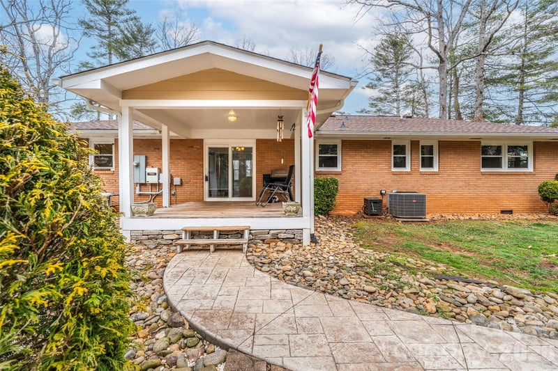 1034 Orchard Rd, Flat Rock, NC 28731