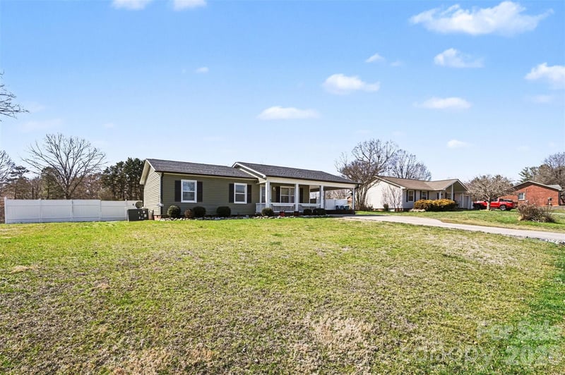 3545 Yorkland Dr, Hickory, NC 28601