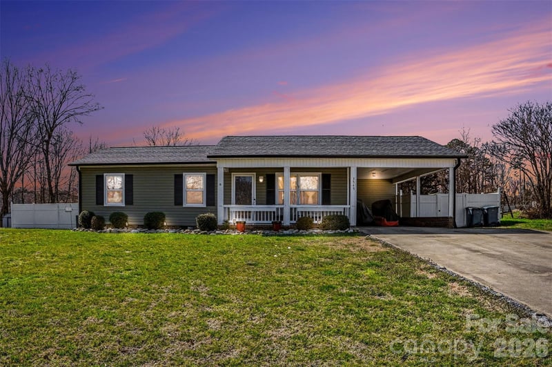 3545 Yorkland Dr, Hickory, NC 28601