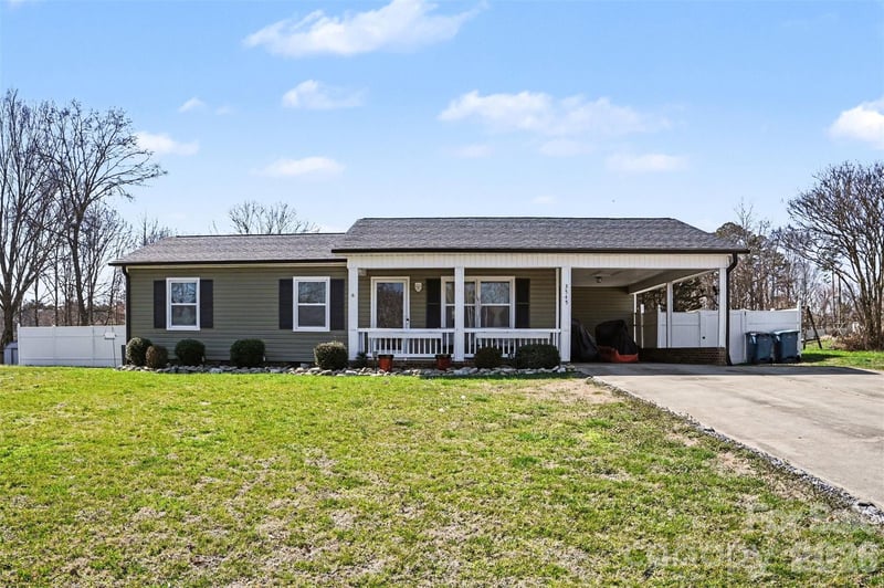 3545 Yorkland Dr, Hickory, NC 28601