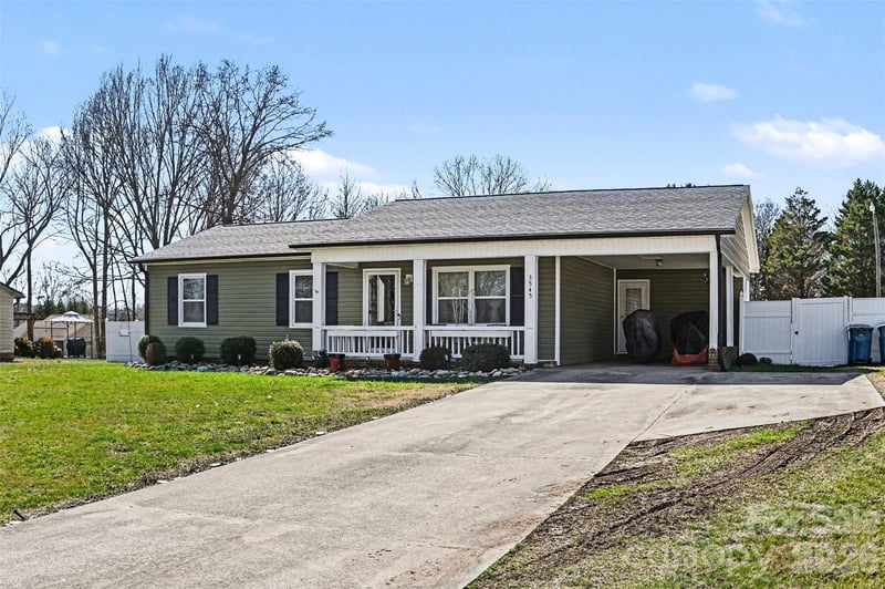 3545 Yorkland Dr, Hickory, NC 28601