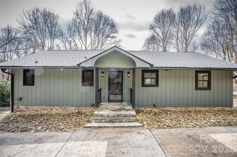453 Friendly Acres Dr, Waynesville, NC 28786