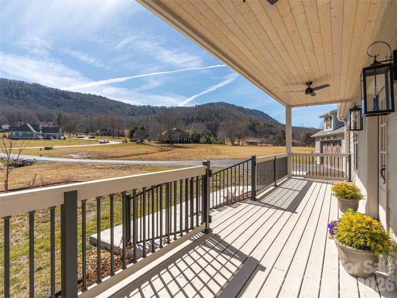 90 Saddle Club Ln, Hendersonville, NC 28739