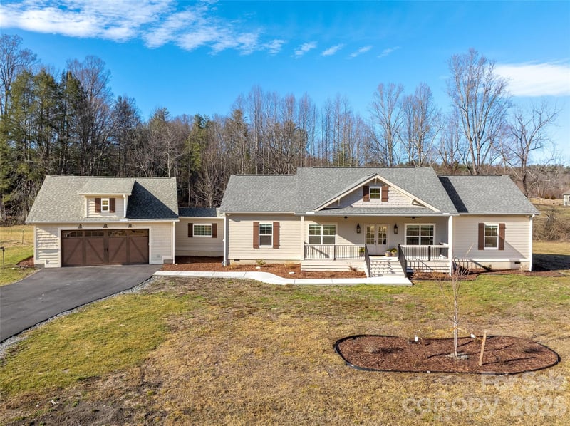 90 Saddle Club Ln, Hendersonville, NC 28739