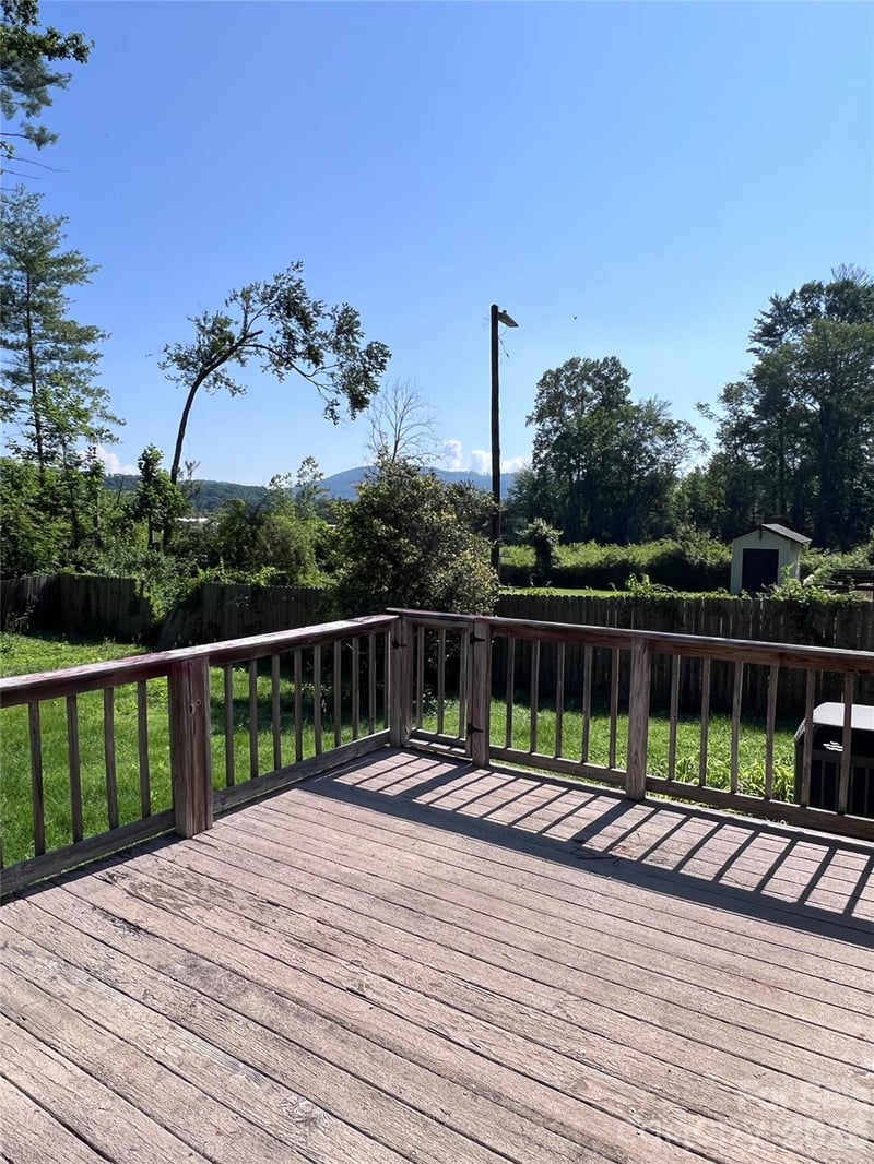 150 Piney Ridge Dr, Hendersonville, NC 28791