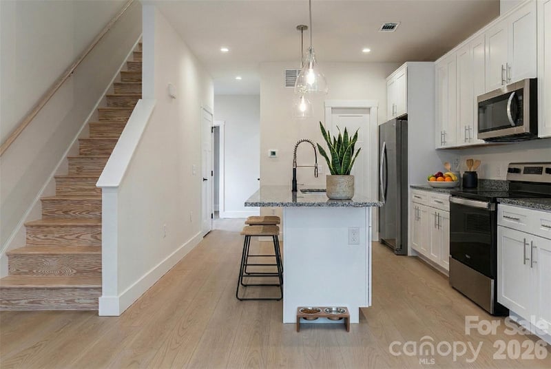 4 Wyndom Ln, Asheville, NC 28805