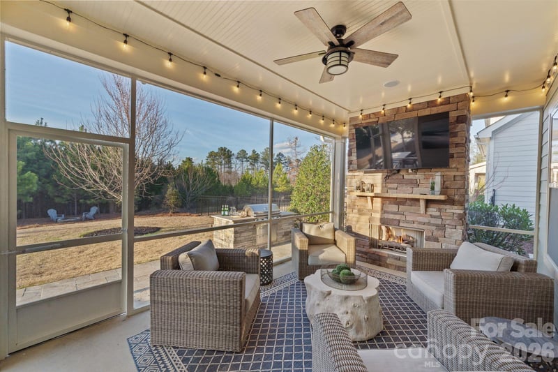 2068 Paddlers Cove Dr, Clover, SC 29710