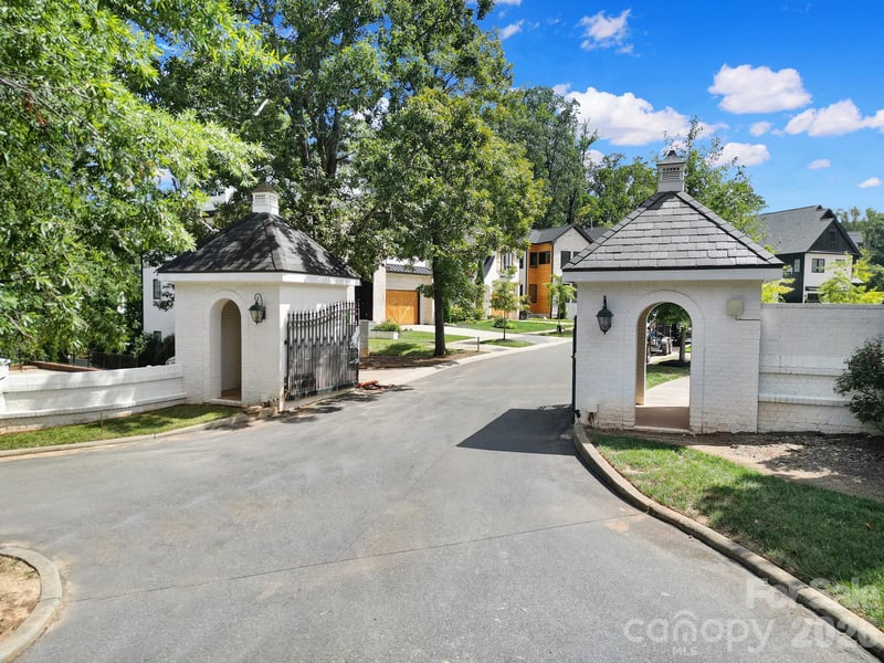 911 Laurel Creek Ln, Charlotte, NC 28211