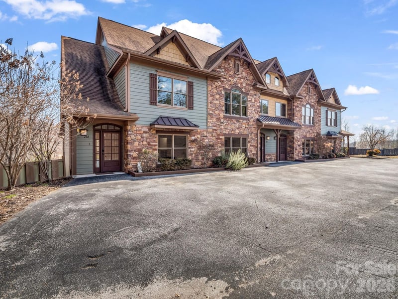 268 Wambli Ps, Lake Lure, NC 28746