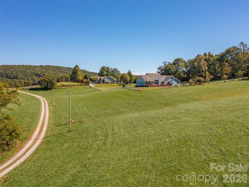1050 Dale Rd, Spruce Pine, NC 28777