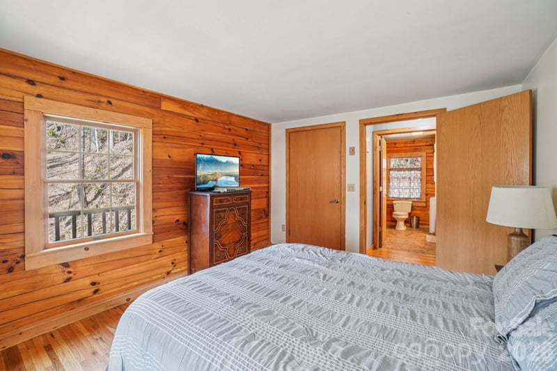 307 Roaring Creek Ln, Waynesville, NC 28786