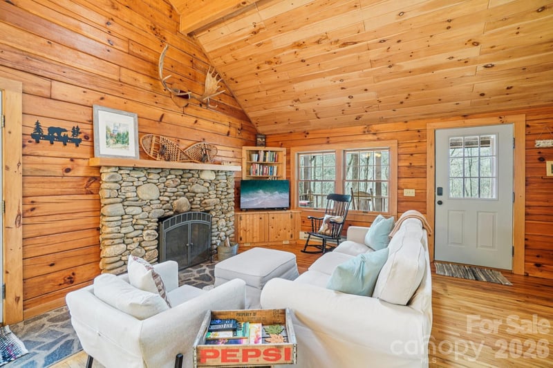 307 Roaring Creek Ln, Waynesville, NC 28786